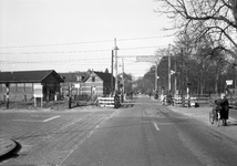 849002 Gezicht op de spoorwegovergang in de Dolderseweg te Den Dolder.